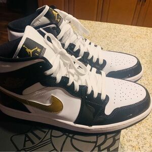 Jordan One Mid SE. Black, metallic gold and white.